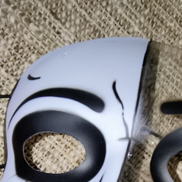 Women's Skeleton Face - Picture 5 of 5